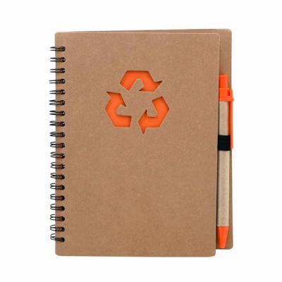 Bloco de anotações ecológico com caneta. Capa com símbolo reciclado na parte superior e espiral p...