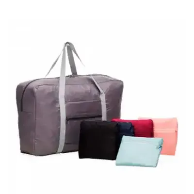 Bolsa de viagem dobrável confeccionada em poliéster e alça para mãos em nylon.