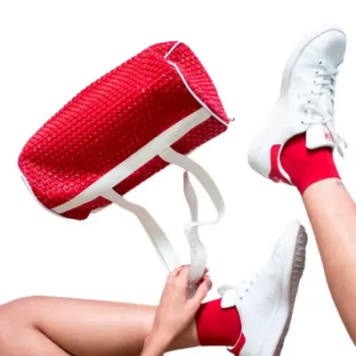 Bolsa de viagem vermelha feita em plástico bolha