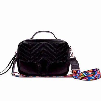 Bolsa Feminina em Matelasse Com Bolso Frontal e Fechamento em Ziper