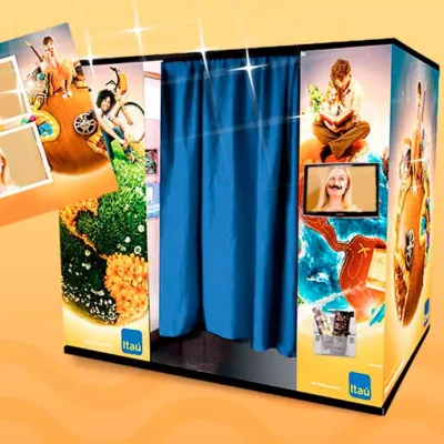 CABINE DE FOTOS TRADICIONAL ADESIVADA COM FOTO PERSONALIZADA IMPRESSA NA HORA