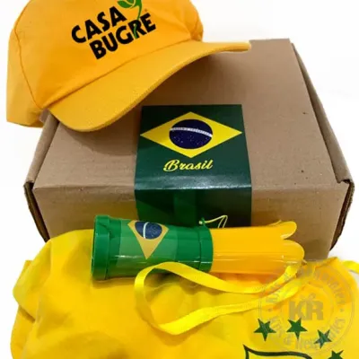 Caixa e-commerce com adesivo para fechamento personalizado. Acompanha: camiseta e boné personaliz...