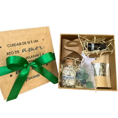 Caixa em MDF com tampa personalizada contendo: escalda-pés, saco de organza com 6 bolinhas de gud...