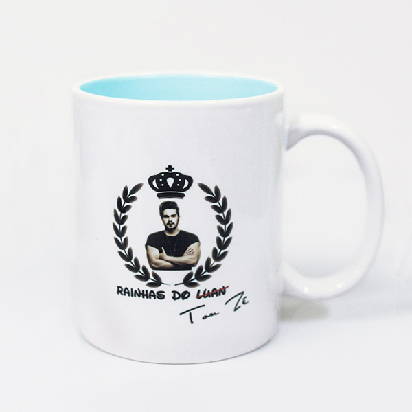 Caneca branca com fundo colorido