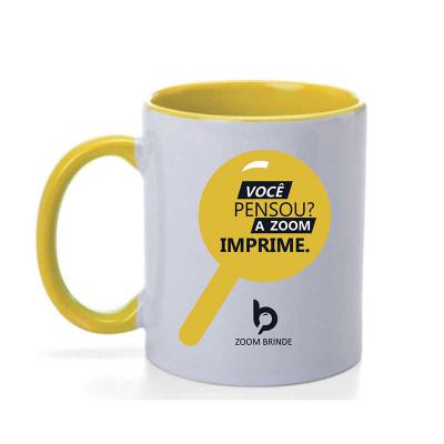 Caneca de cerâmica personalizada com pegador e interior em amarelo