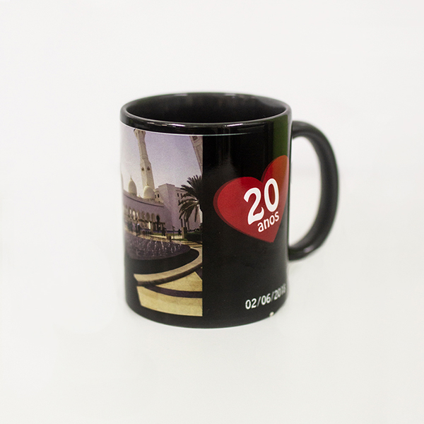 Caneca preta com tarja para impressão
