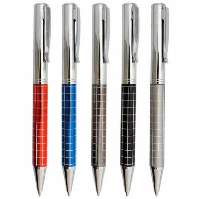 Caneta de metal com corpo metade prata e a outra metade colorida