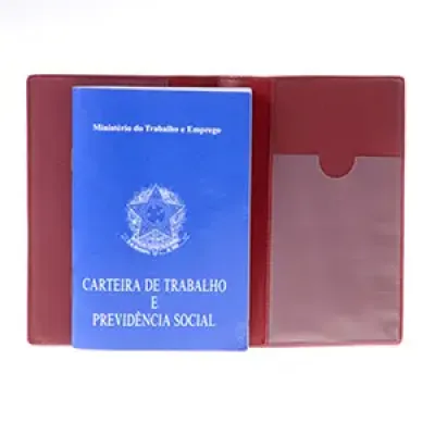 Capa personalizada em PVC para carteira profissional, com personalização da logomarca em silk-screen. (Bolso para cartão PIS e bolsa para etiqueta de identificação na capa opcionais).