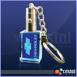 Chaveiro de cristal com gravação e iluminação