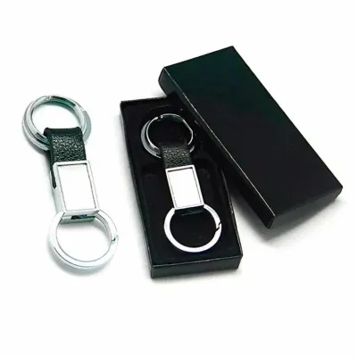 Chaveiro de Metal Com Detalhe em Couro