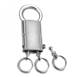 Chaveiro de metal com mosquetão e tres argolas