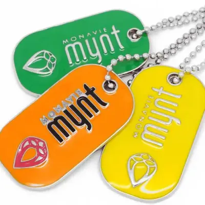 Colar de metal com pingente personalizado