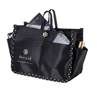 Com bolsos externos e nas laterais, divisões internas e chaveiro mosquetão para chave, personalizado em sillk.