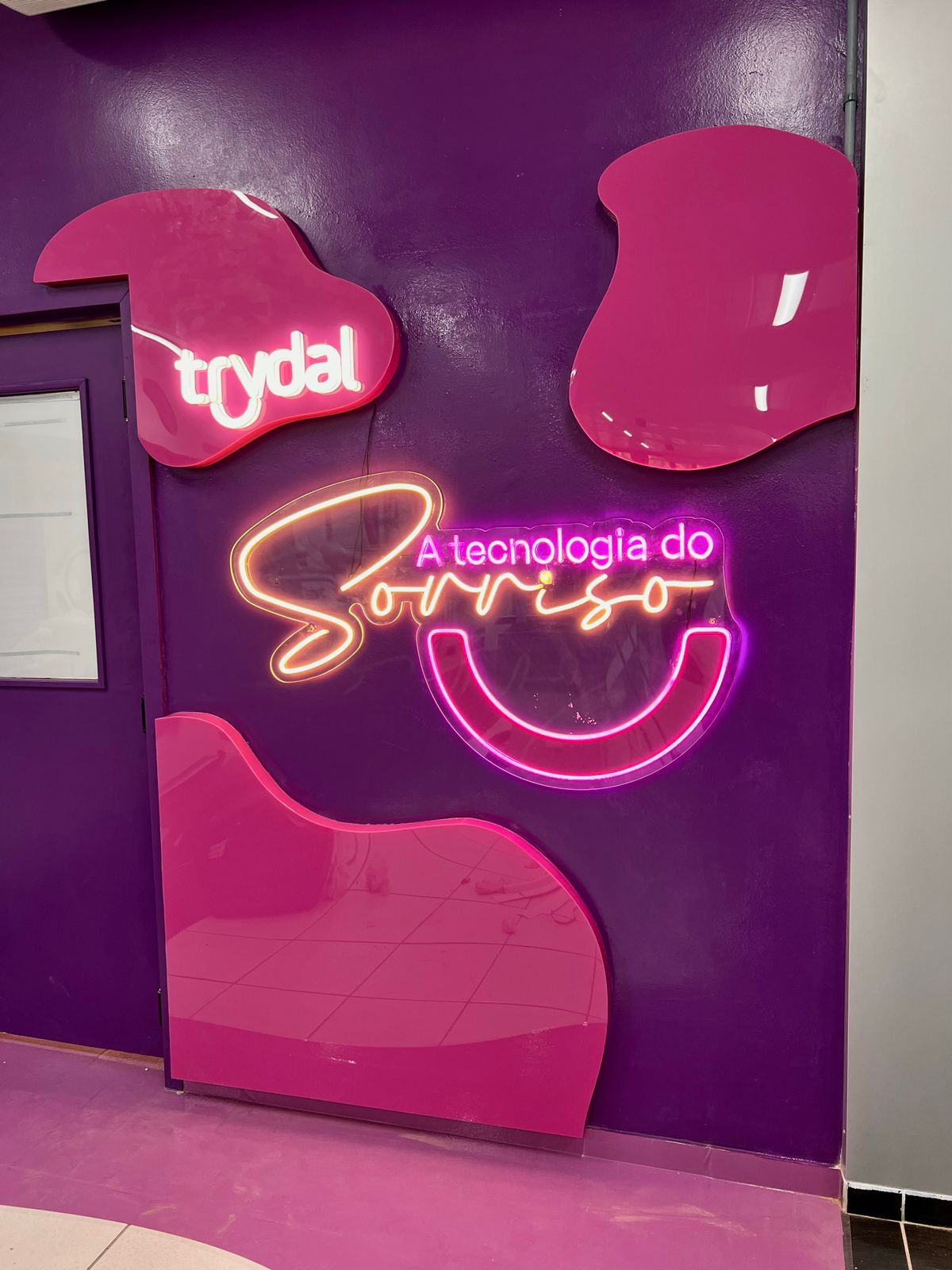 Como um letreiro luminoso pode valorizar sua fachada