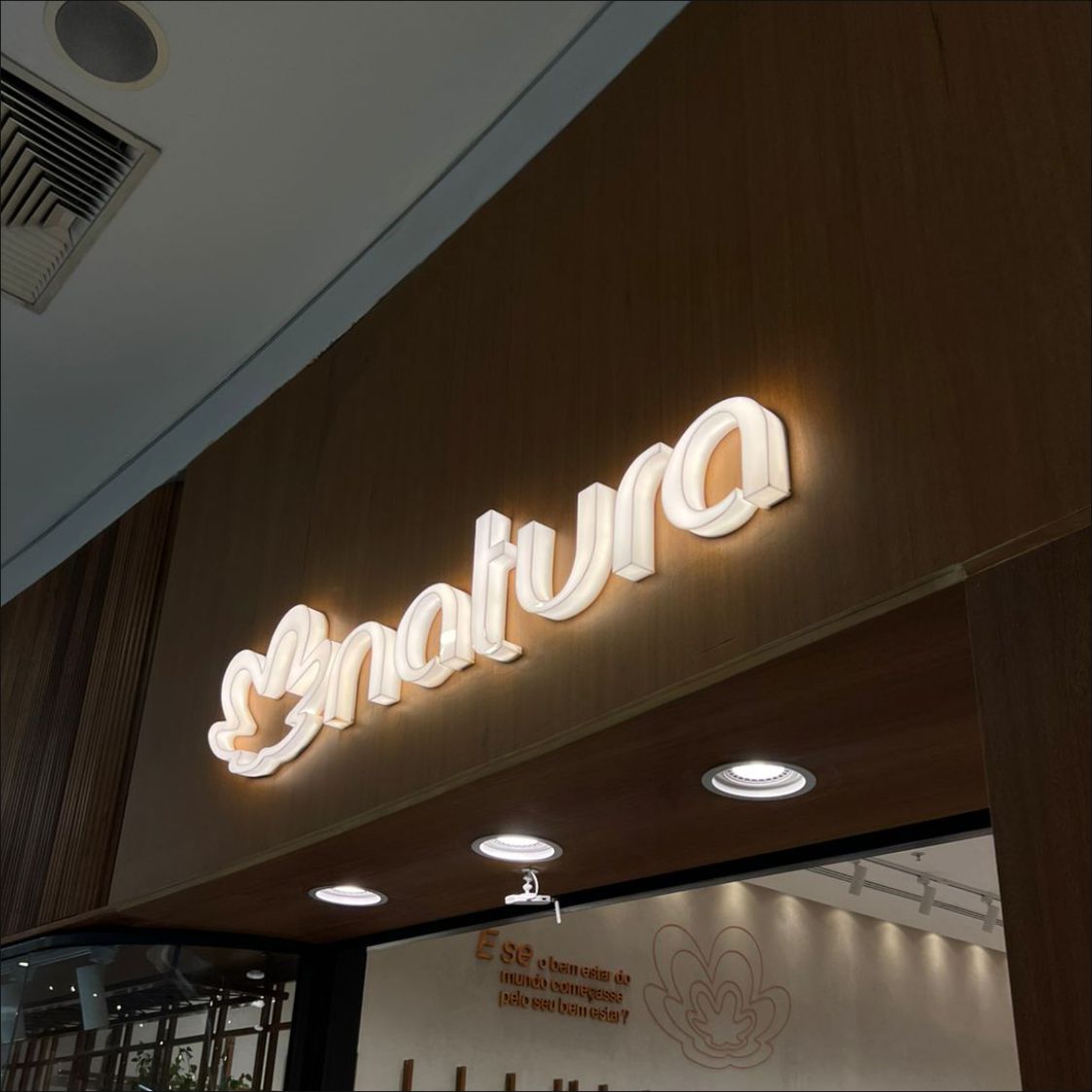 Comunicação Visual Interna com Letreiro Luminoso em Curiti