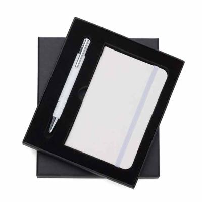Conjunto caneta e caderneta, embalagem de papelão revestido com espuma internamente. Caneta semi-...
