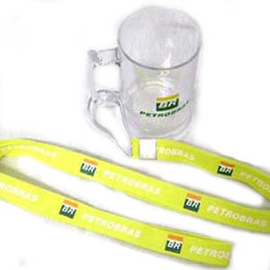 Cordão para caneca confeccionado em poliéster dublado com bordado.