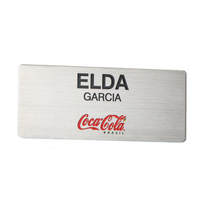 Crachá confeccionado em aço escovado, com impressão personalizada.