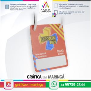 Credenciais 8,8x9,94cm em Papel 300g 8,8x9,94cm Papel Supremo 300g 4x0 Sem revestimento Cantos Arredondados + Dois Furos + Cordão