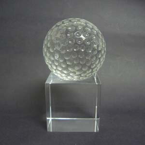 Cristal Personalizado com gravação a laser interna tridimensional. Modelo: Bola de golfe.