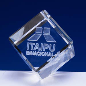 Cristal Personalizado com gravação a laser interna tridimensional. Modelo: Cubo bizotado.