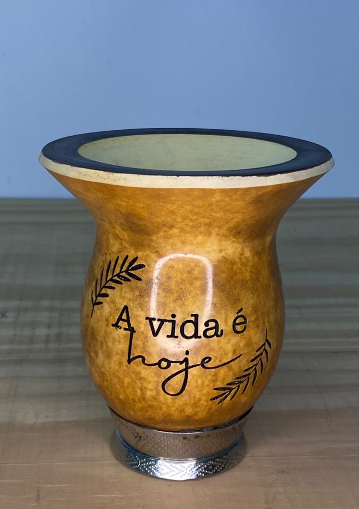 Cuia de Chimarrão Bago de Touro Com Pé - A Vida é