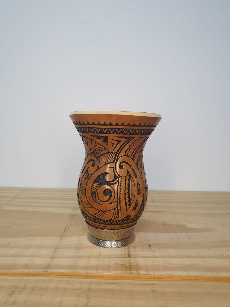 Cuia de Chimarrão Bago de Touro com Pé - Faixa Maori 360º - 01