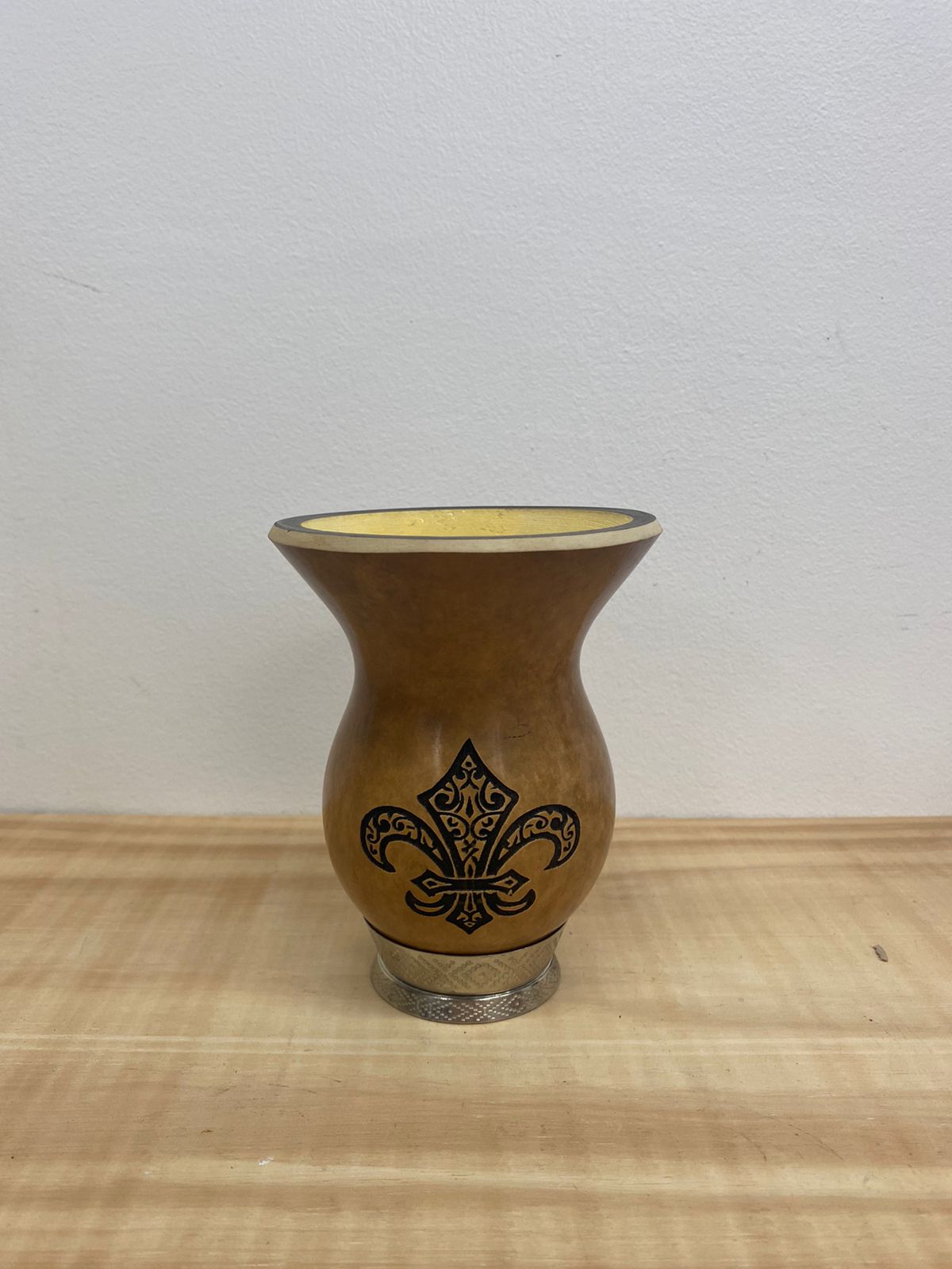 Cuia de Chimarrão Bago de Touro com Pé - Flor de Lis