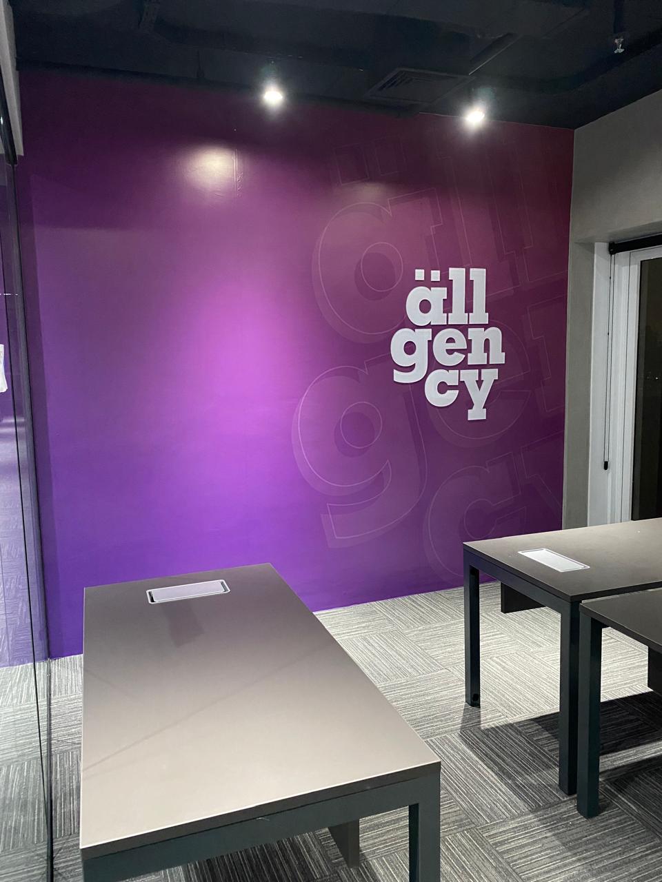 Decoração corporativa personalizada com acrílico para Ällgency