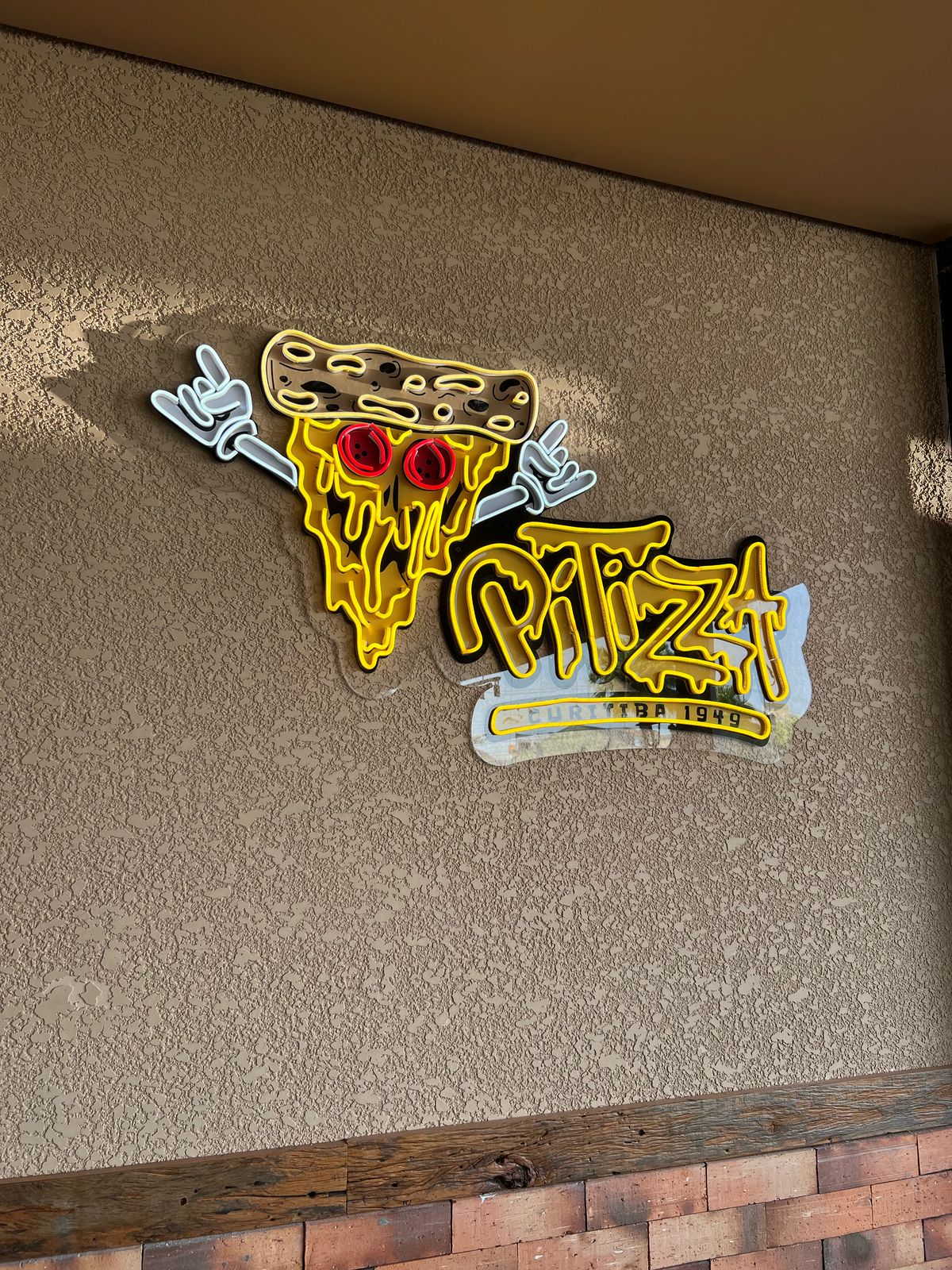 Destaque visual com led neon Pitizza