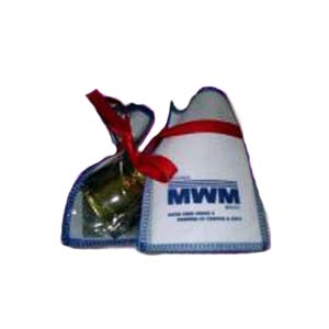 Embalagem personalizada em PVC, na frente e TNT nas costas. Pode-se alterar cor, material e tamanho.