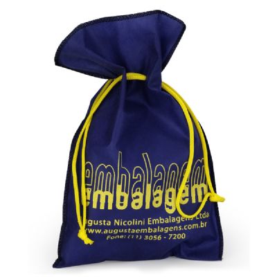 Embalagem personalizada em TNT com cordão. Pode ser feita em qualquer tamanho, cor e tecido.