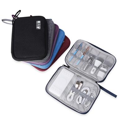 Estojo em poliéster à prova d'água é o complemento perfeito para o seu kit tecnológico. Com cinco...