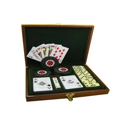 Estojo personalizado, confeccionado em madeira forrada em veludo com diverso jogos.Faça a diversão de seus clientes com este kit completo de jogos.