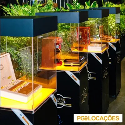 Expositor com base iluminada