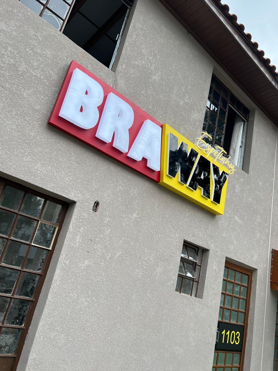 Fachada em ACM com letra caixa luminosa