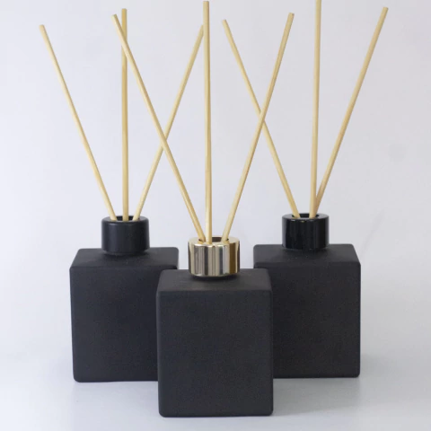 Frasco Vidro Cubo 250ml 28/410 - Preto Fosco c/ Tampa e Varetas