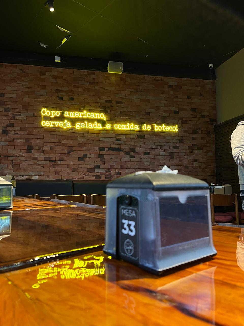 Frase em LED: Decoração Instagramável para Bares