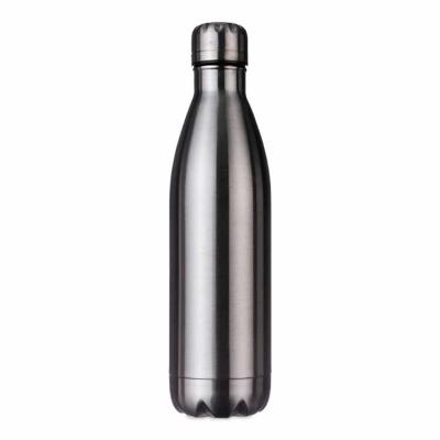 Garrafa térmica 780ml em inox de alta qualidade. Possui tampa rosqueável com detalhe superior em relevo, pode ser utilizada com líquidos quentes ou frios.