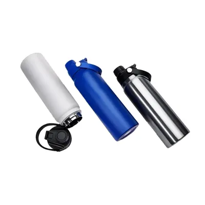 Garrafa térmica em inox com capacidade de até 800ml.