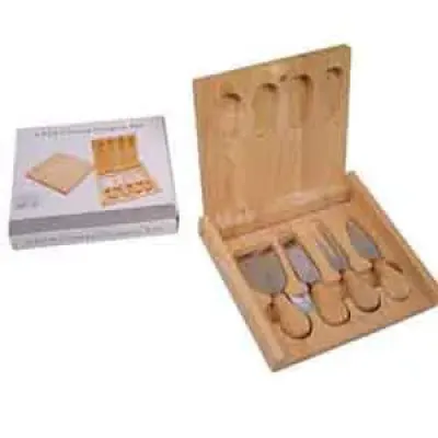 Jogo de facas personalizada para queijo confeccionadas em inox com estojo de madeira. Medidas : 20,5 x 19 x 3 cm.Sua marca presente na cozinha de seus clientes com este kit totalmente personalizado.
