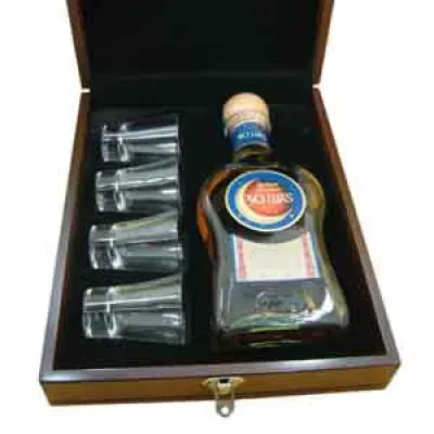Kit Cachaca Artesanal Com 4 Copos de Dose