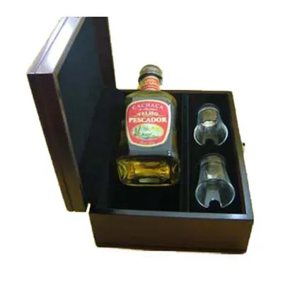 Kit cachaça com estojo personalizado de madeira e forro em veludo em fino acabamento com garrafa de cachaça Velho Pescador e dois copos de dose.