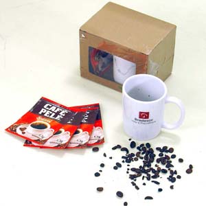 Kit café com caneca porcelana branca e sachês de café solúvel