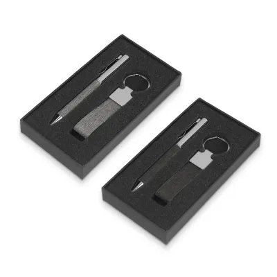 Kit caneta e chaveiro rPET em estojo elegante, ideal para brindes corporativos sustentáveis e ações promocionais.