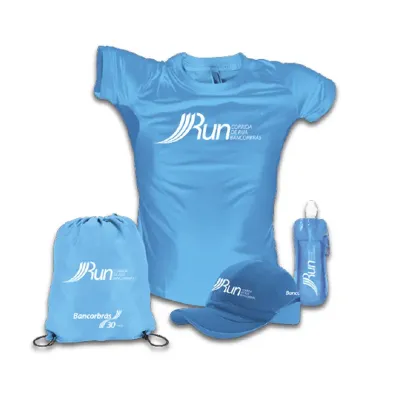 Kit com camiseta, mochila saco, squeeze e boné