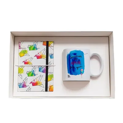 Kit com caneca de porcelana, caderneta capa dura e caixa