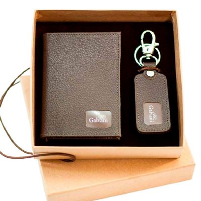 Kit em couro contento porta documento em couro e chaveiro em couro com detalhes para gravação.
