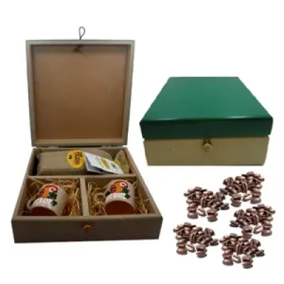 Kit personalizado de café composto por duas canecas em cerâmica porcelanizada com arara pintado a mão e saché de café de 250 grs em saco de juta em estojo de MDF com tampa em pintura verde acetinado.C