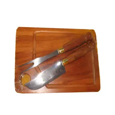 Kit personalizado para churrasco, composto por tábua, faca, e garfo em inox e cabo de madeira.Sua marca em destaque nos churrascos de domingo de seus clientes.